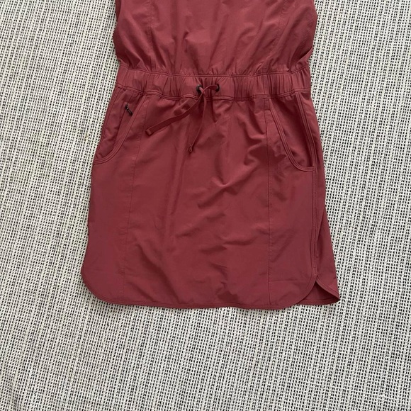 Patagonia NWT Women's Fleetwith Dress in color rosehip - Picture 3 of 10